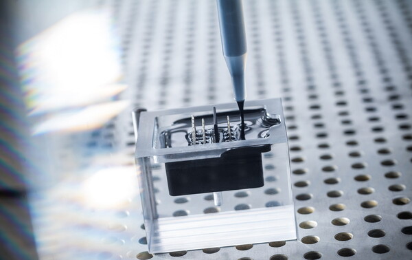 Vergussprozess von EPOXONIC Industrie-Vergussmassen; Quelle: Foto zur Verfügung gestellt von Scheugenpflug GmbH (jetzt Atlas Copco), 2023